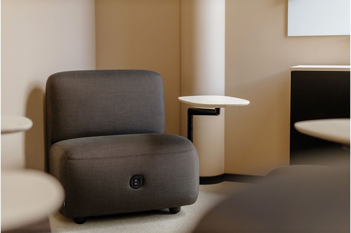 Närbild på grå fåtölj