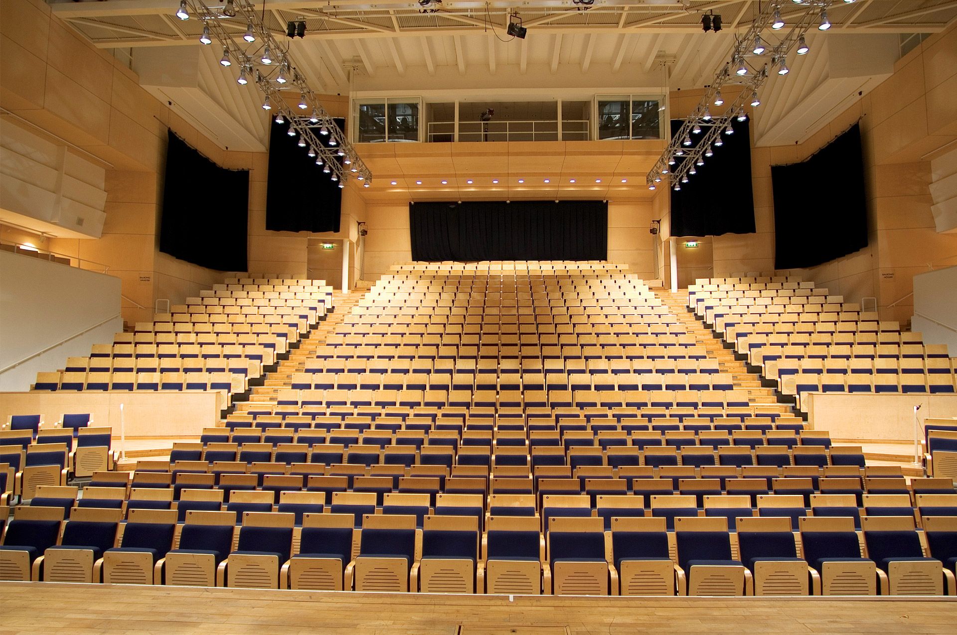 Stor lokal med biosittning och trädetaljer