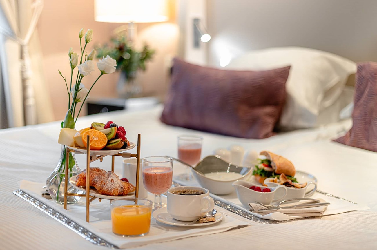 Lyxig frukost på hotellsäng