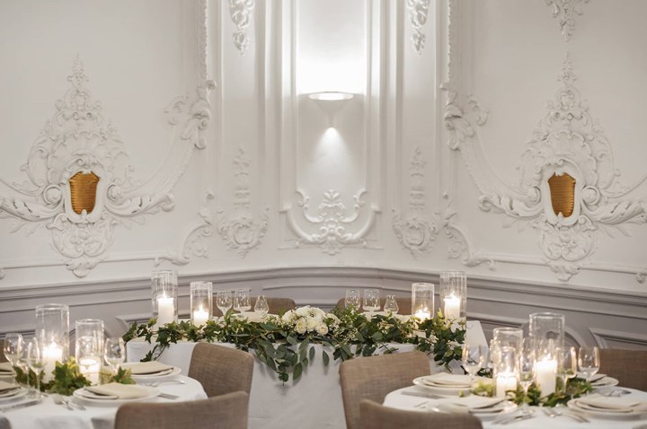 Sagolik matsal med stuckaturer på vita väggar