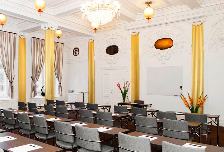 Vacker salong på 80 kvm från tidigt 1900-tal med stuckaturer i taket, magnifik utsmyckning på väggarna och kristallkrona