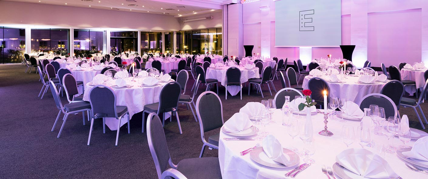 Stor bröllopslokal hos Elite Hotels med många bord och stolar