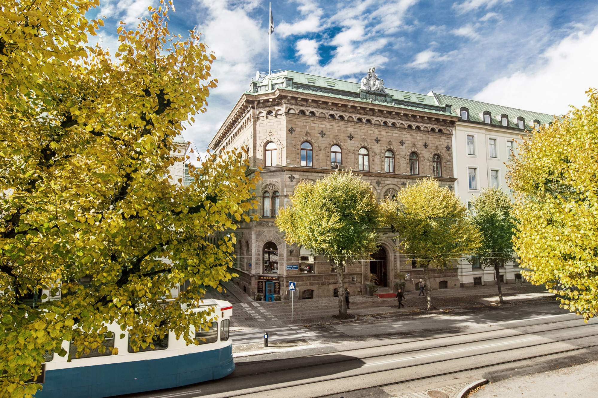 En spårvagn åker förbi ett par äldre byggnader i Göteborg