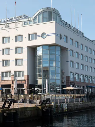 En stor vit byggnad i en hamn