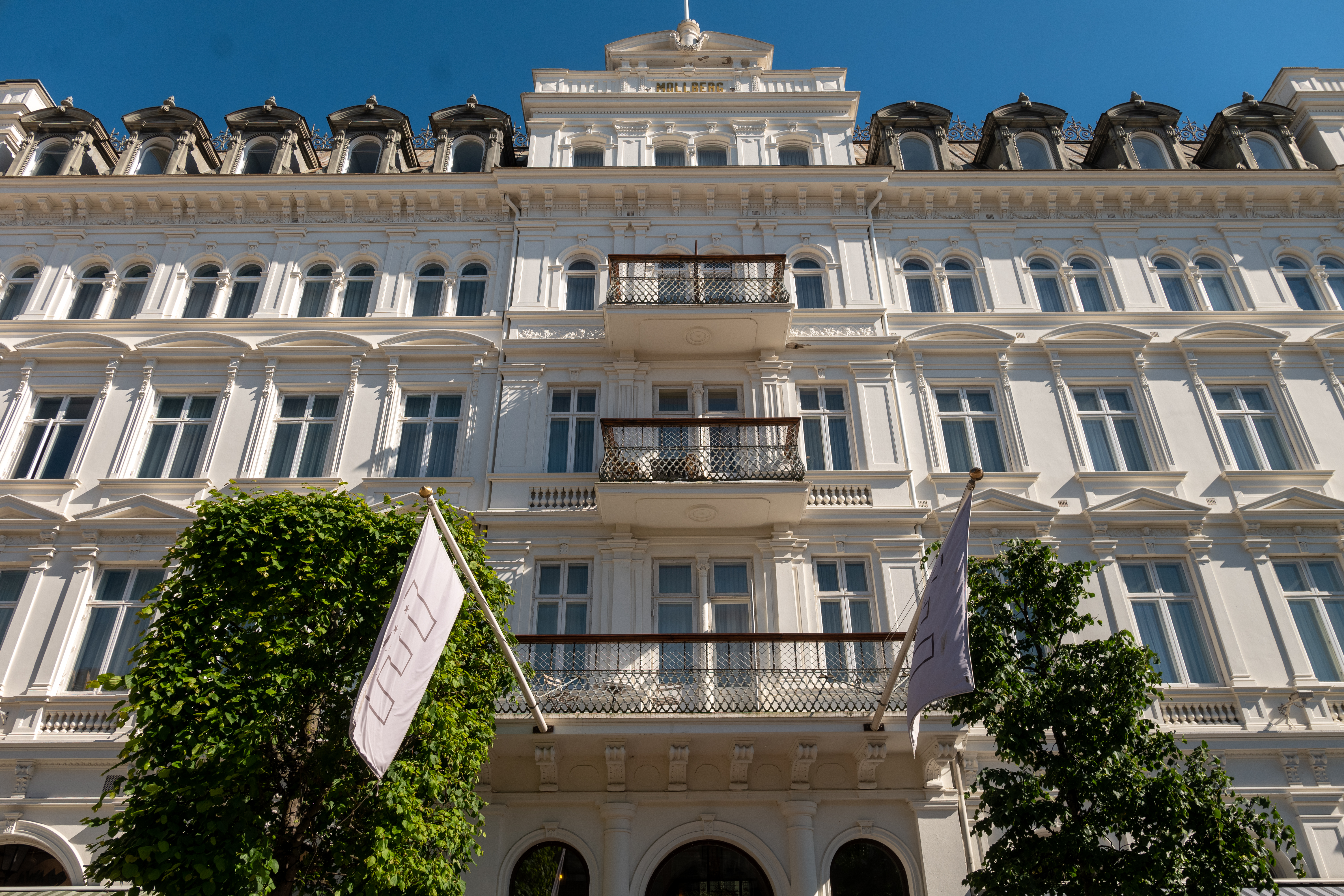 Entrén till en ståtlig äldre byggnad