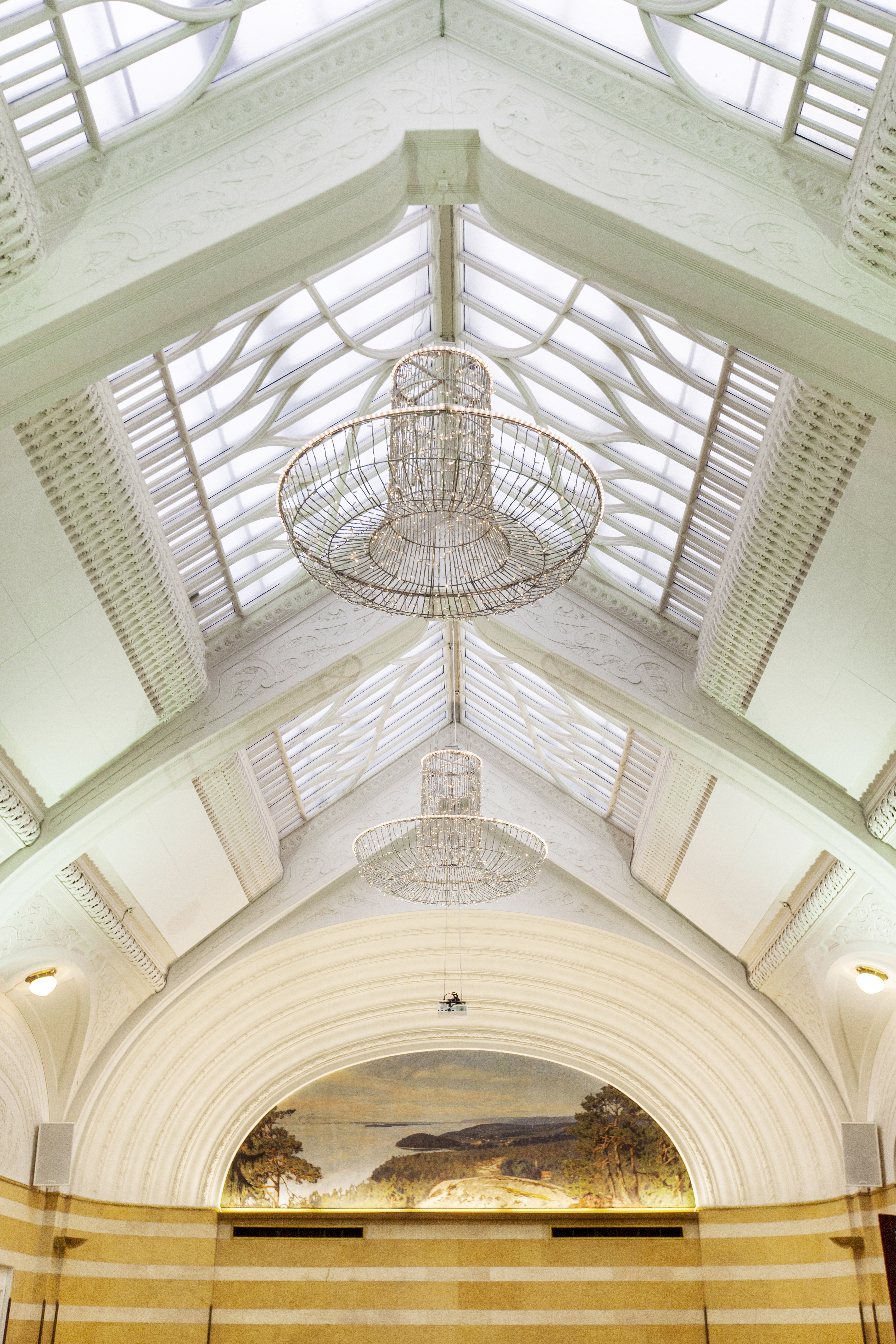 Lokal med högt i tak och modern lampa