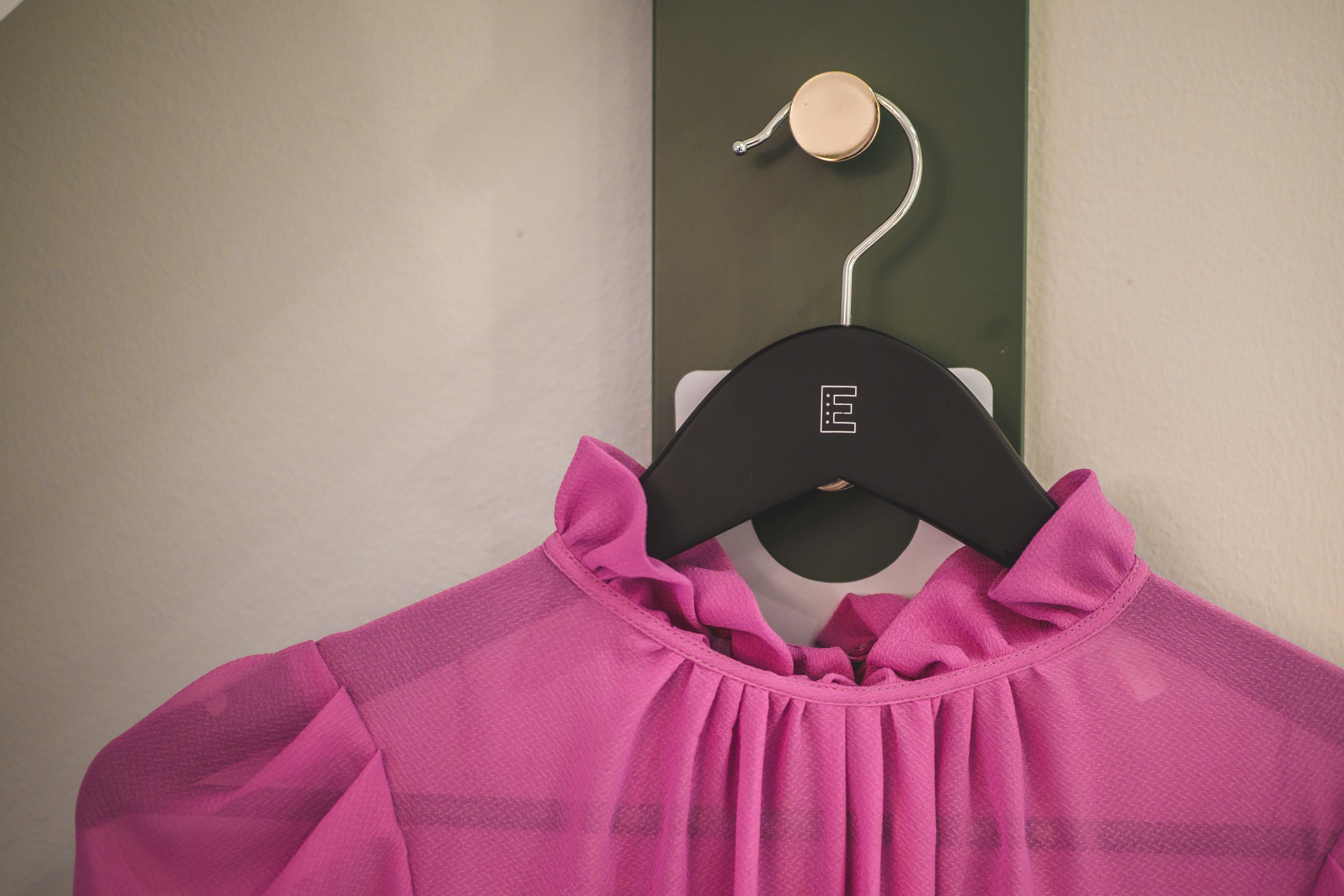 Rosa klänning hänger på en galge