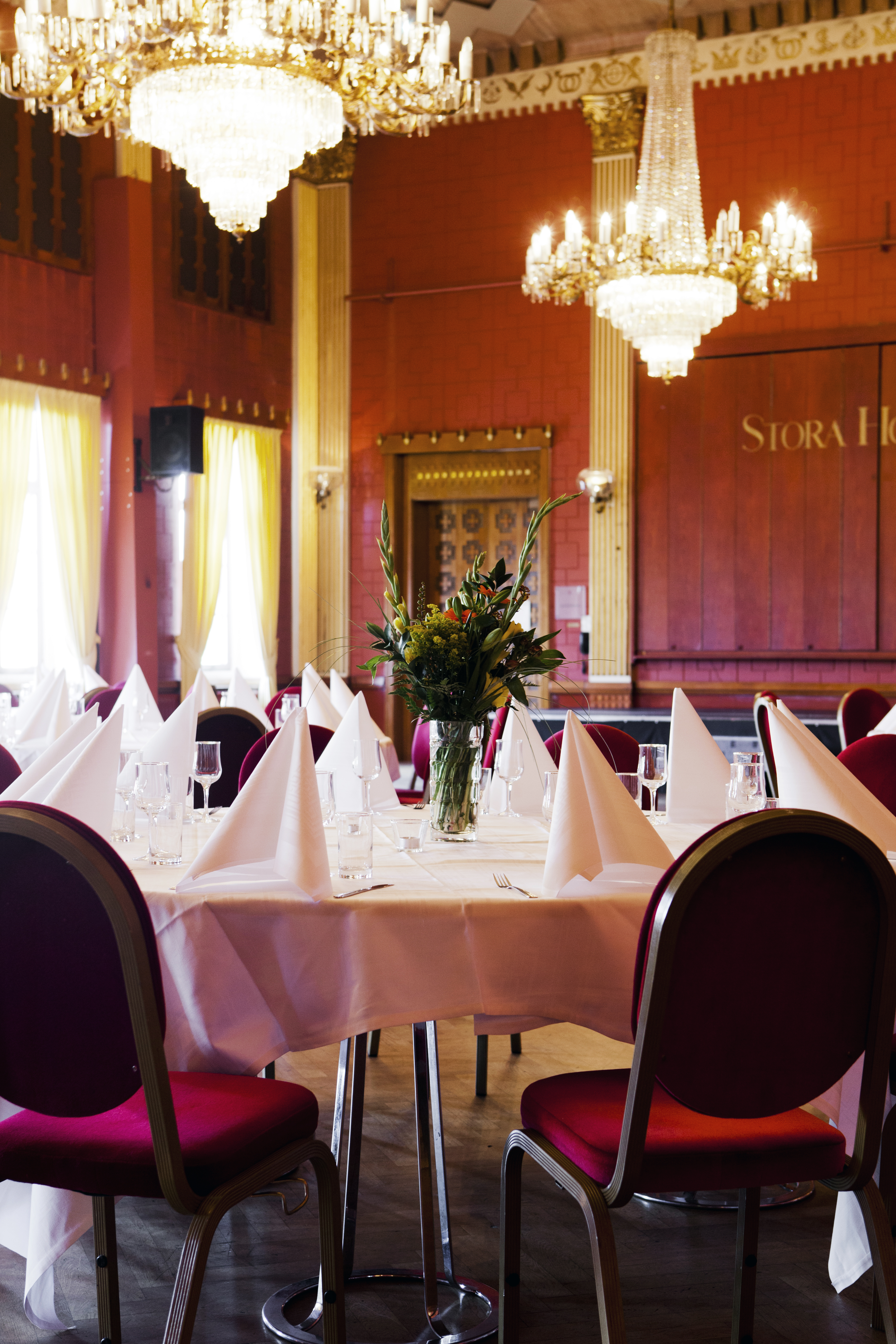 Restaurangbord med bordsdekorationer