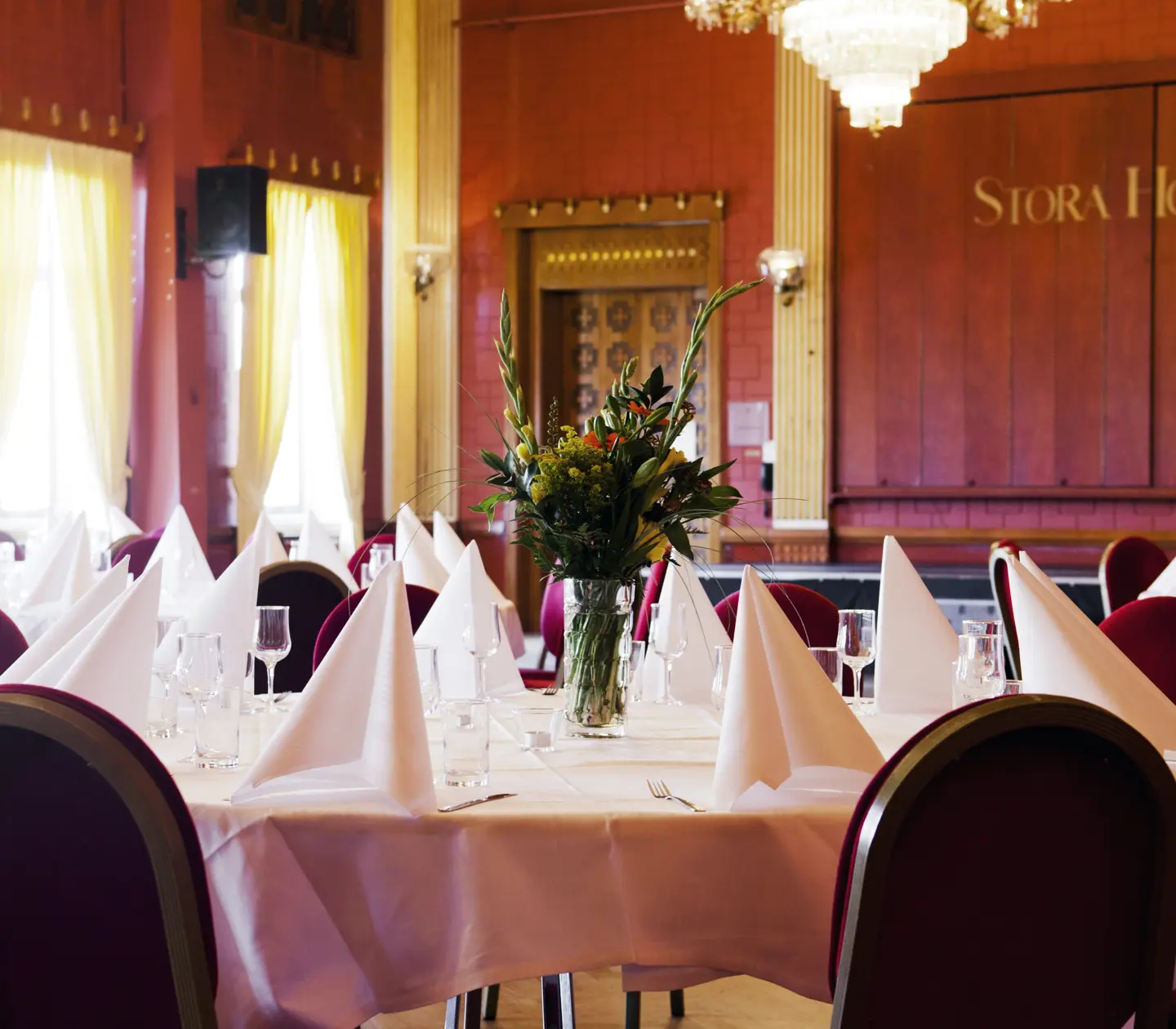 Restaurangbord med bordsdekorationer