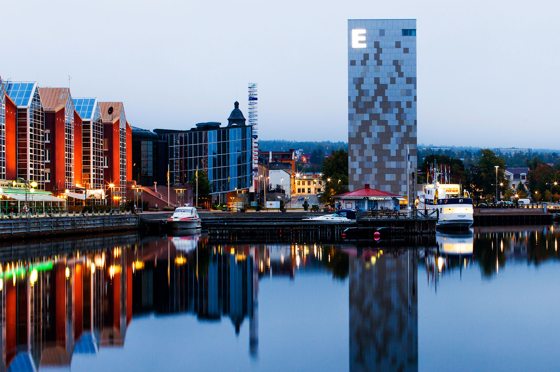 Hamnen i Örnsköldsvik med Elite Plaza Hotel i fokus