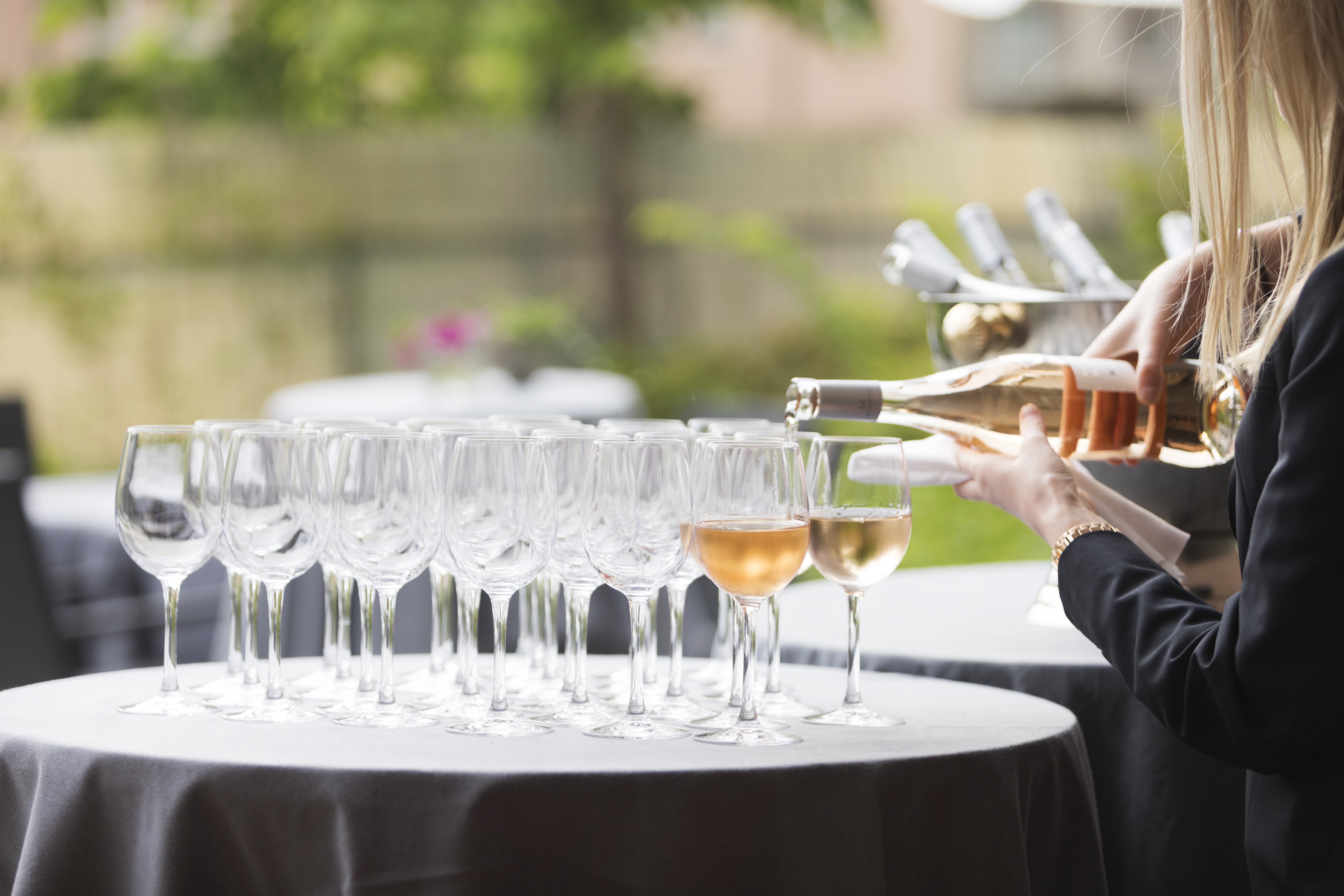 Servitör fyller champagneglas med champagne