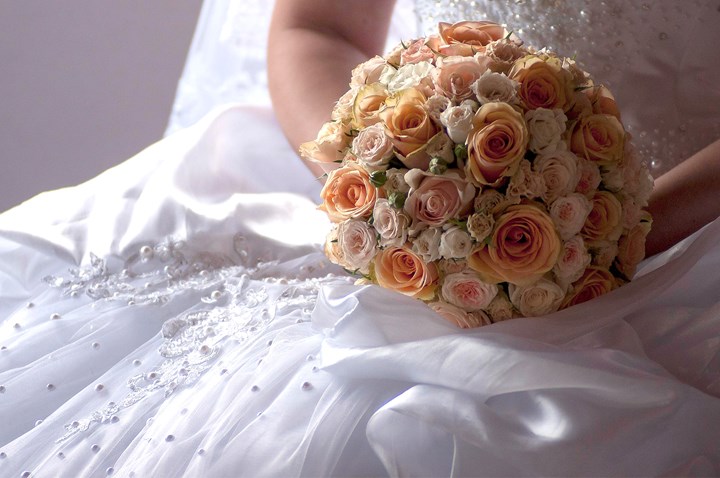 Kvinna håller i en blombukett