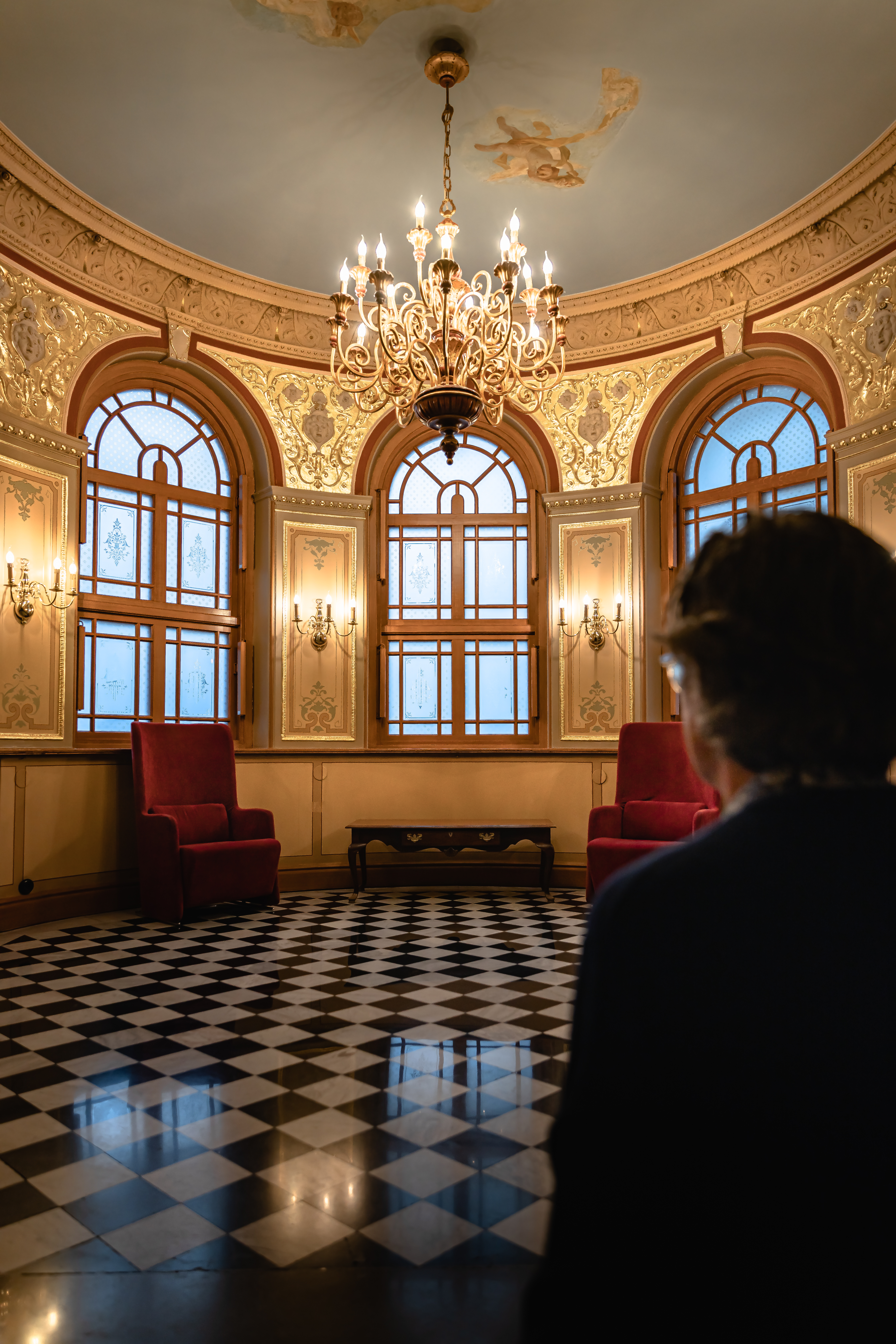 Kristallkrona i en vacker byggnad