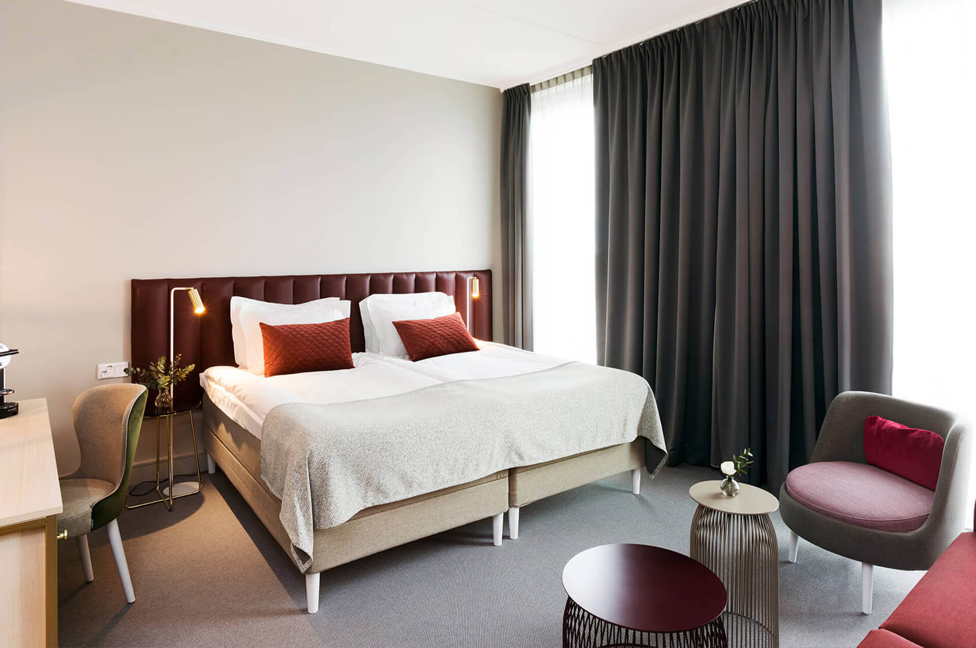 Stor hotellsäng och fåtöljer bredvid