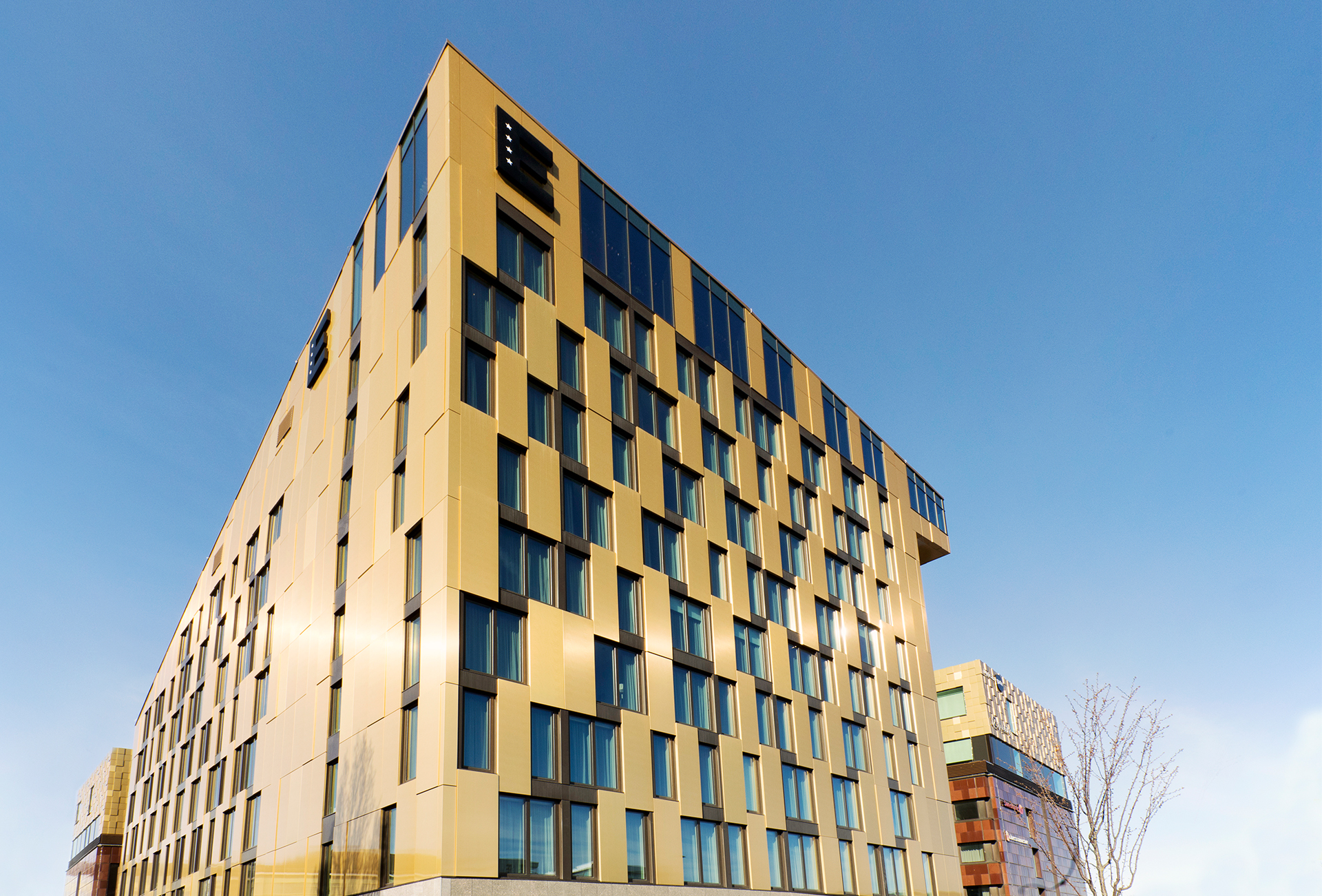 En arkitektritat byggnad med guldig fasad