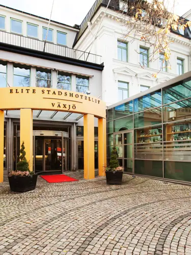Stor och pampig sal med kristallkronor