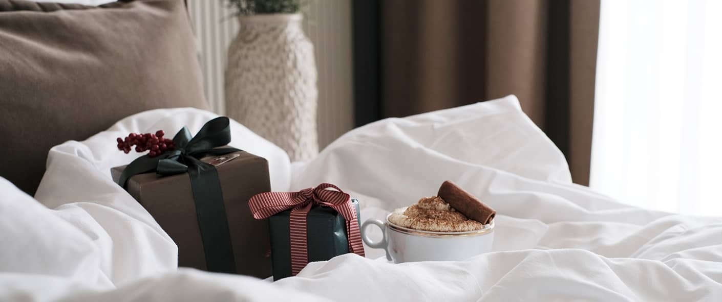Julklappar på hotellsäng