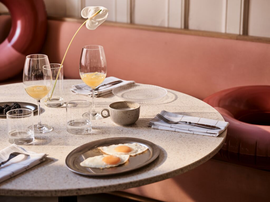 Elegant restaurangbord med korgväska