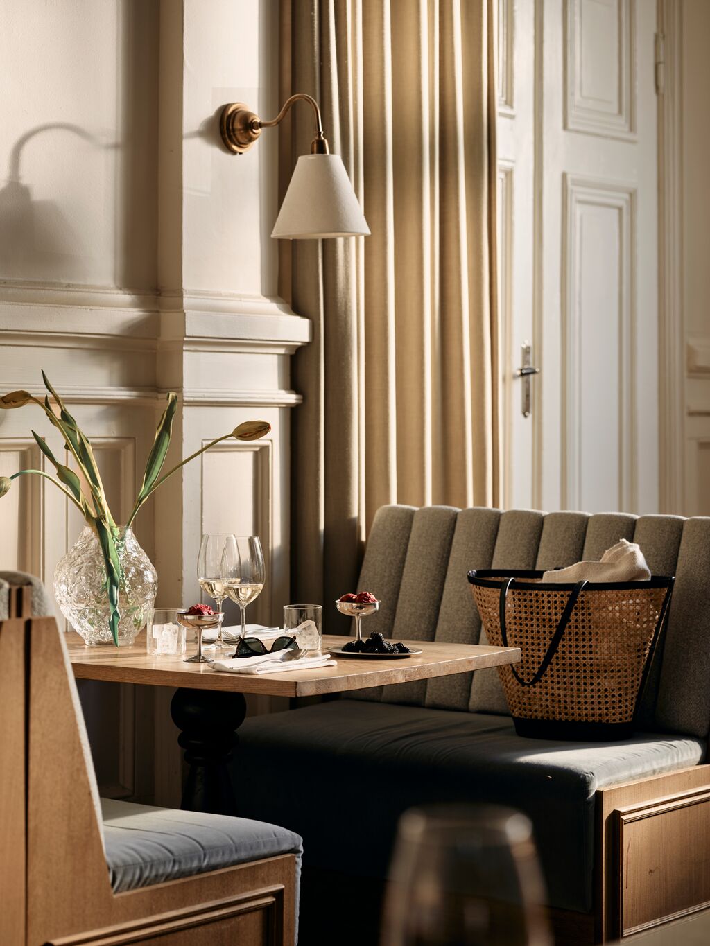 Elegant restaurangbord med korgväska