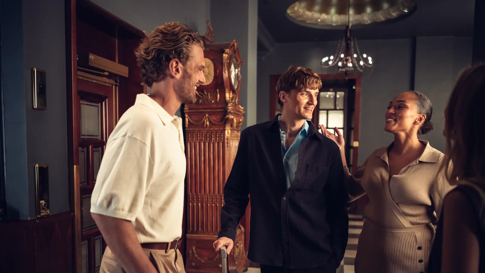 Bäddad hotellsäng med sänggavel i samet