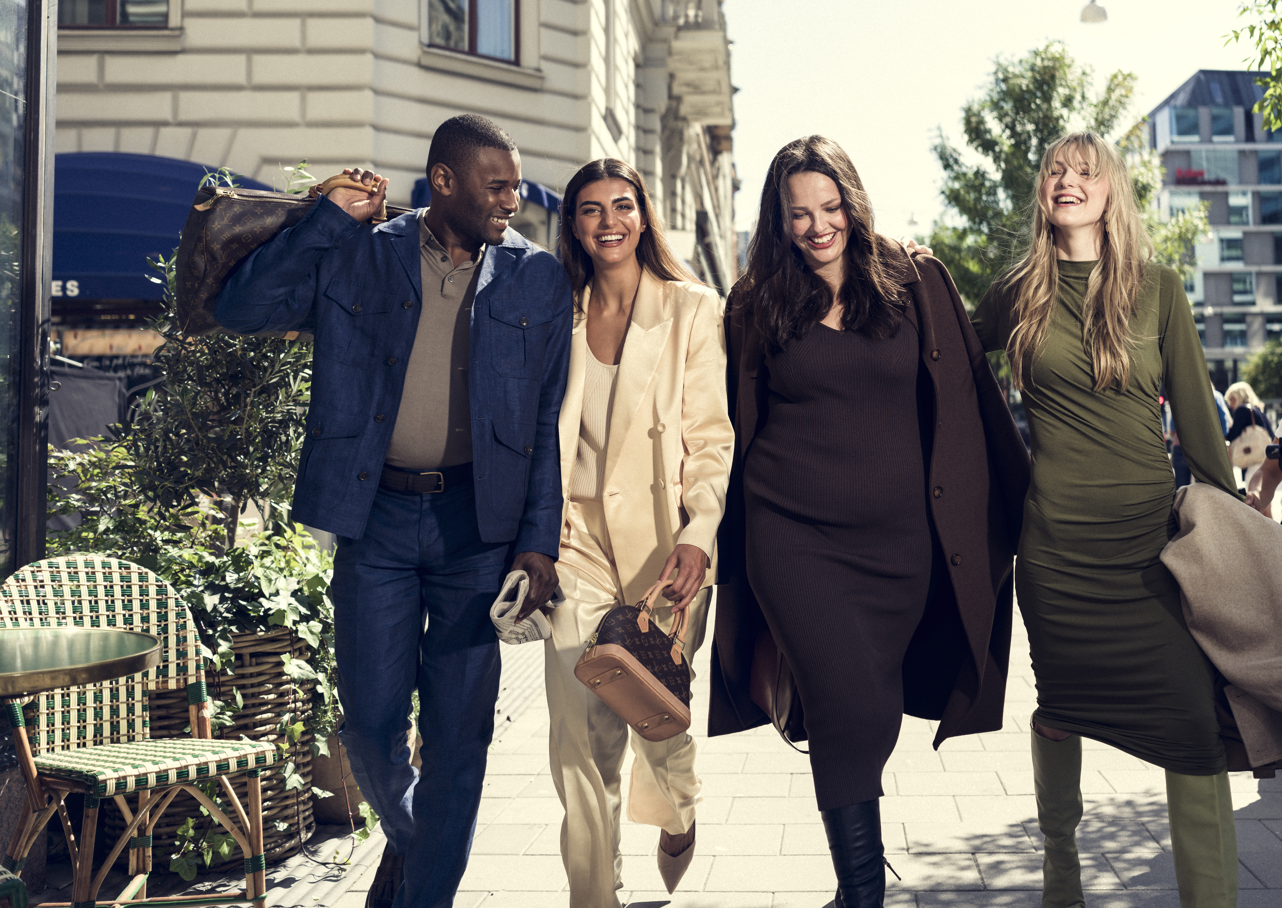 Gäng som sitter i bar