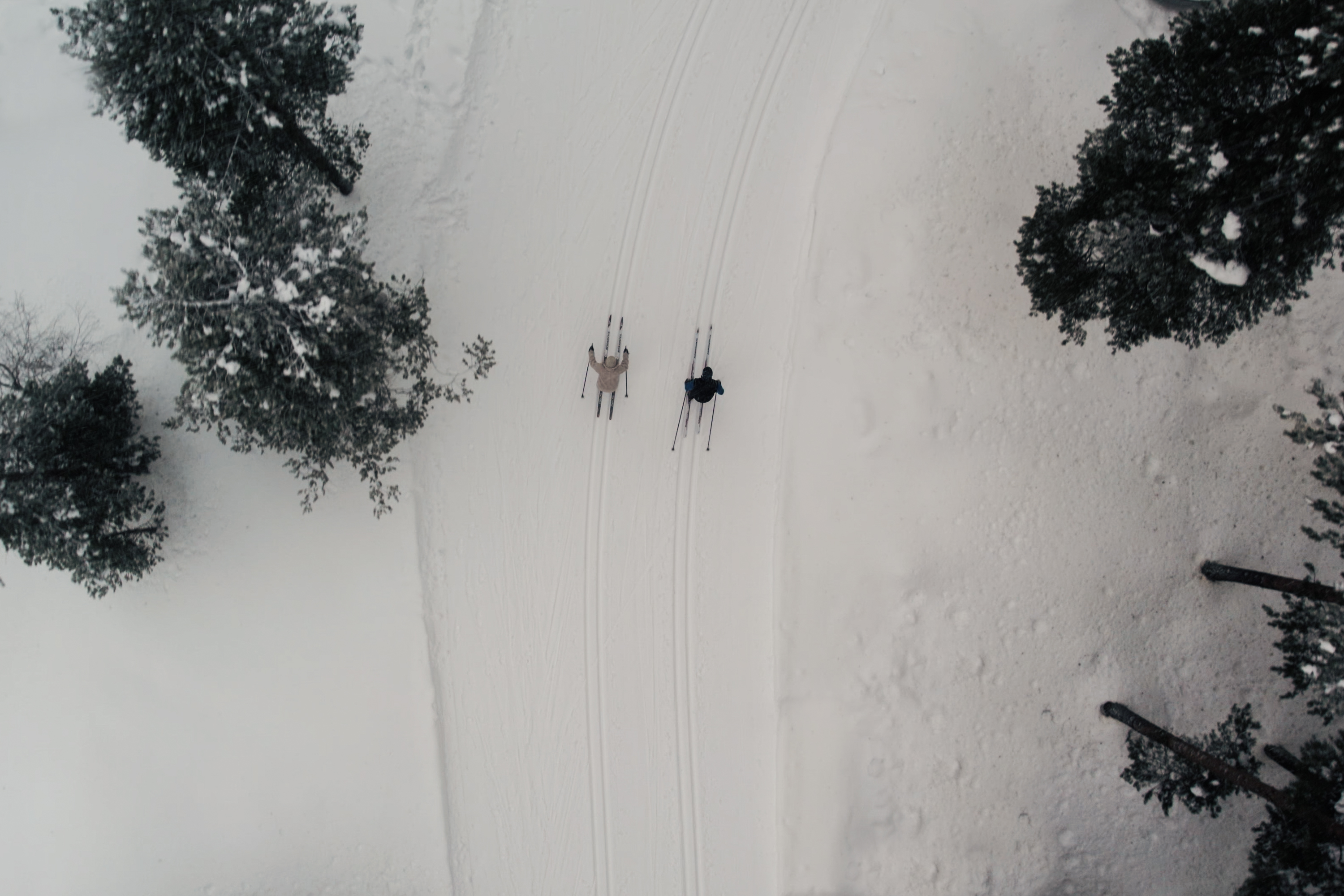 Två skidåkare fotade ovanifrån