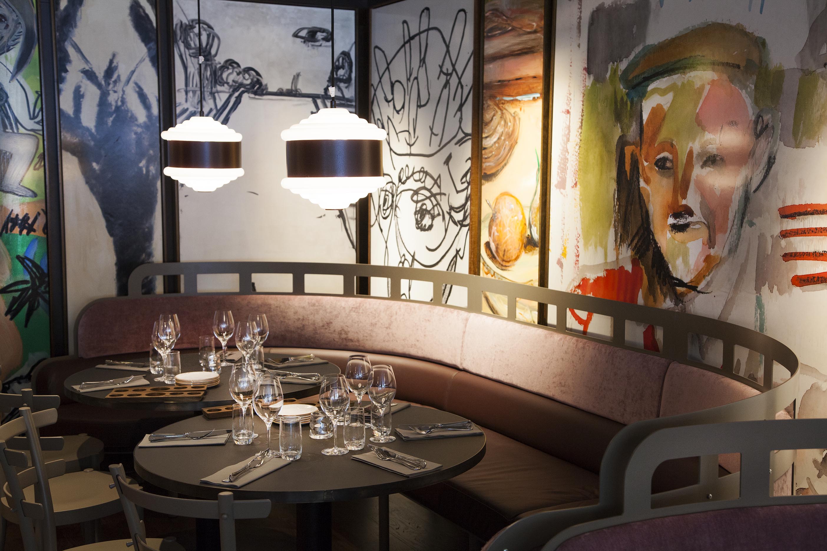 Restaurangmiljö med stora målningar på väggarna 