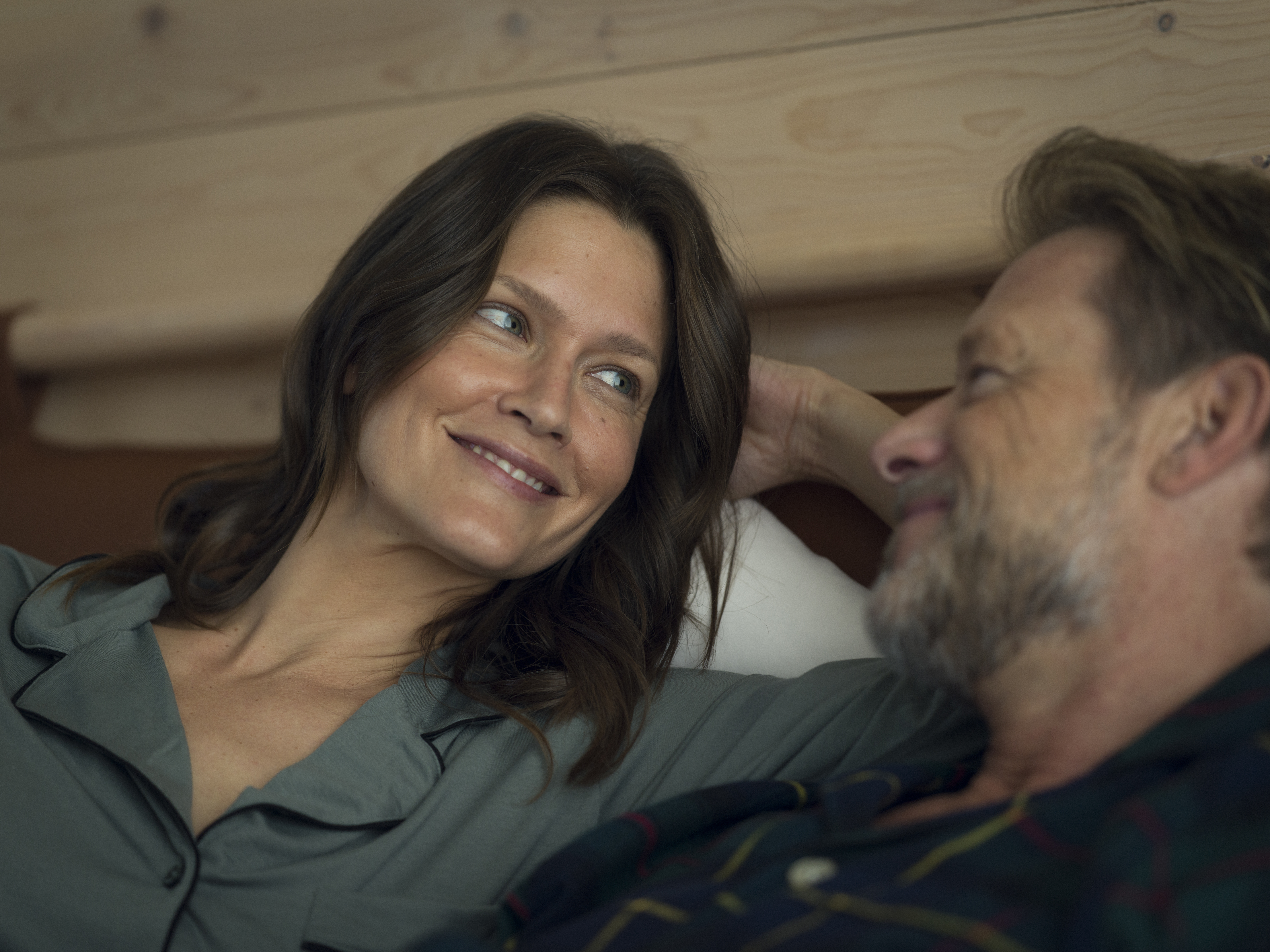 Par som sitter vid middagsbord