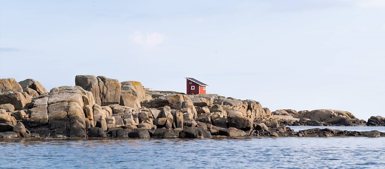 Litet hus på klippor i Sveriges skärgård