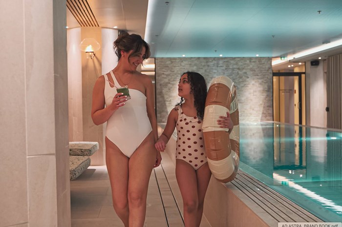 Kvinna och flicka går bredvid en pool, Elite Vana spa