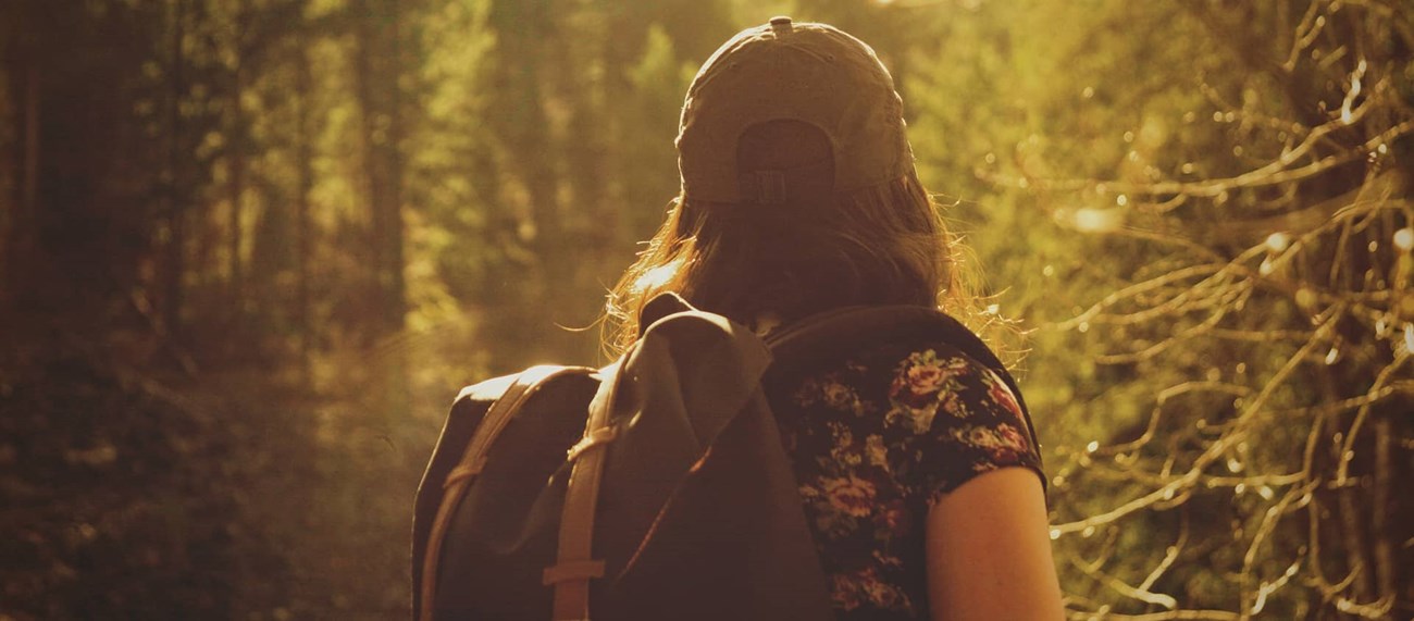 En kvinna vandrar i skogen