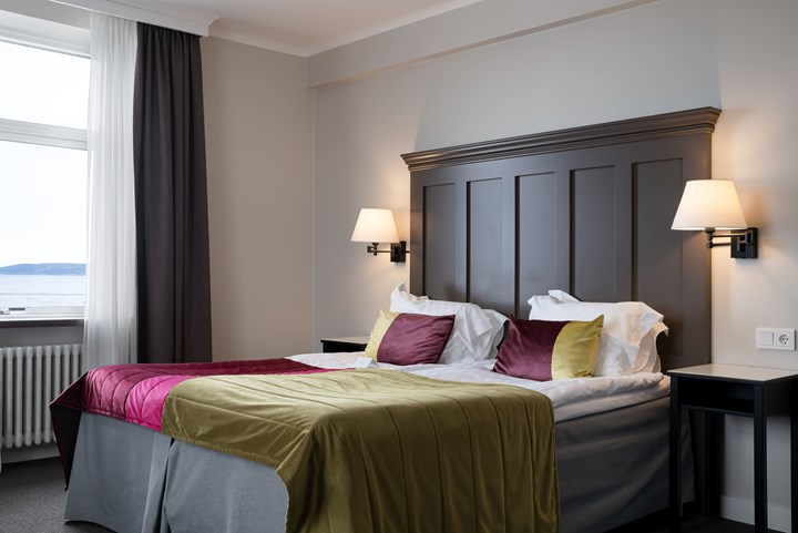 Hotel room with luxurious bedding