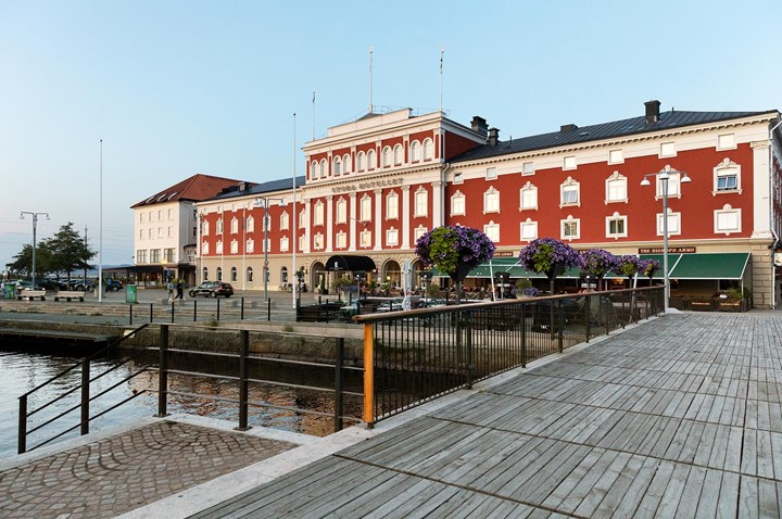 Large pompous building in red and white