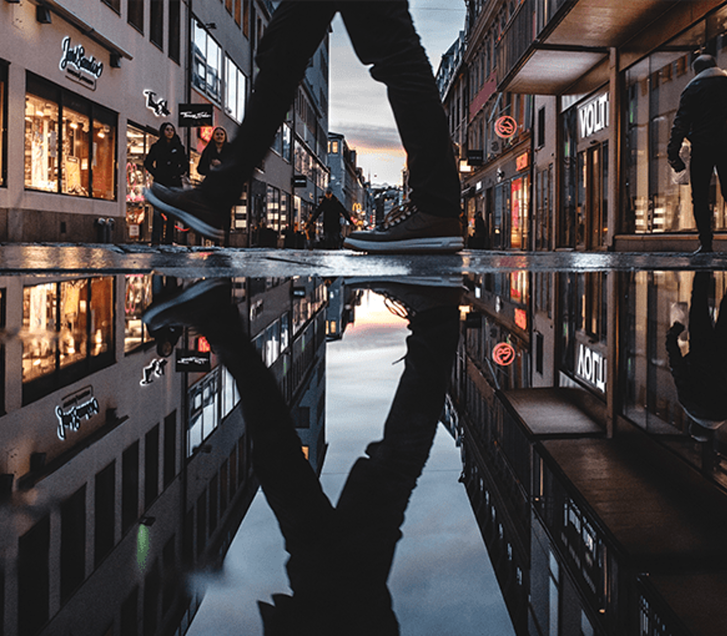 Blöta gator i Göteborgs stad som skapar häftiga reflektioner. 