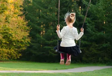 Barn på en gunga i en lekpark i Helsingborg