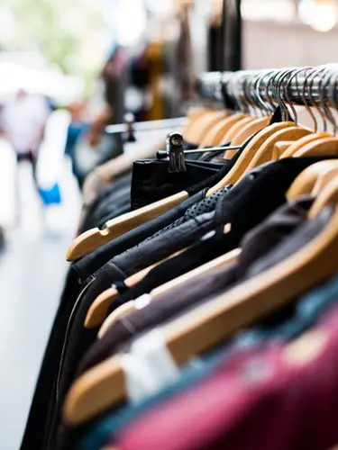 Kläder som hänger på galgar