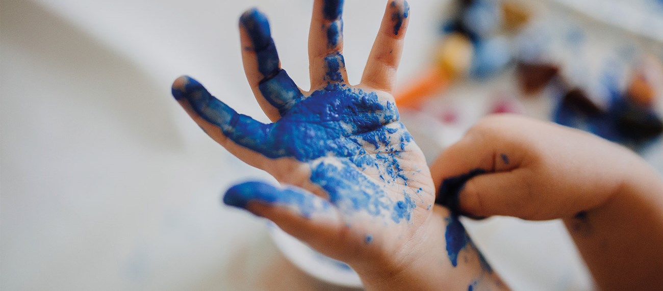 Ett barn som målat med händerna