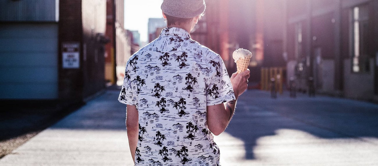 En man i en skjorta som håller en glasstrut.