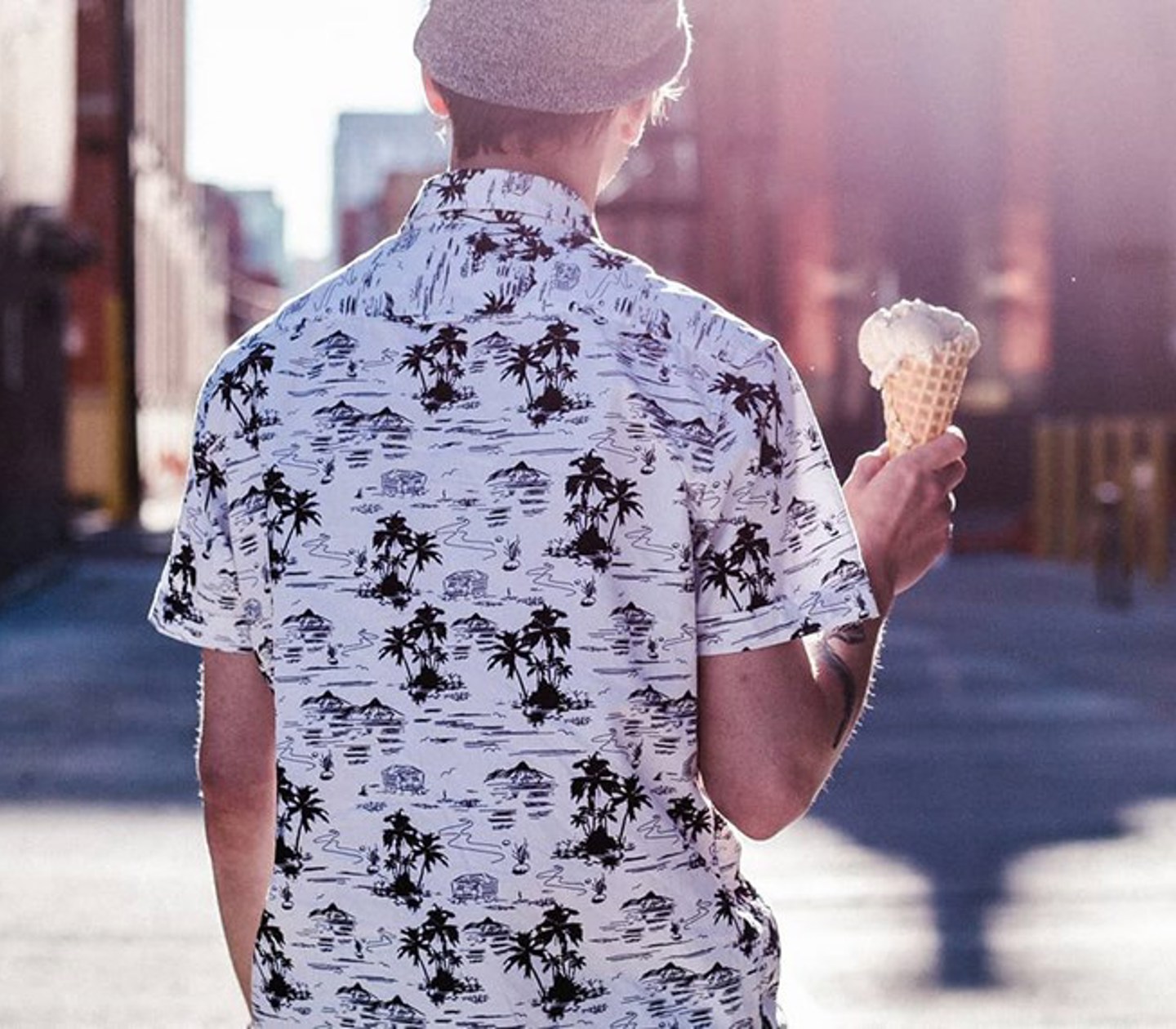 En man i en skjorta som håller en glasstrut.