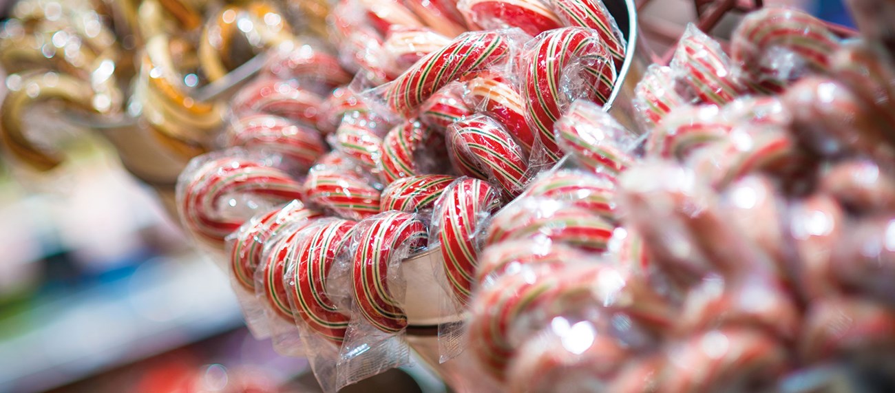 Flera inplastade polkagrisar