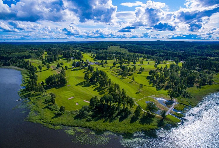 Golfbana från drönarvy