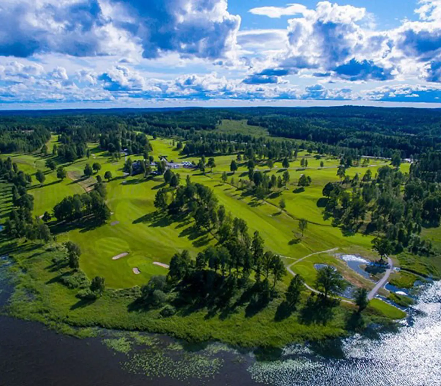 Golfbana från drönarvy