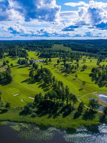 Golfbana från drönarvy