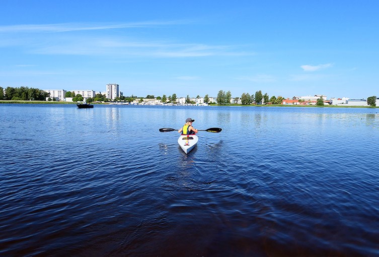 En person paddlar kajak