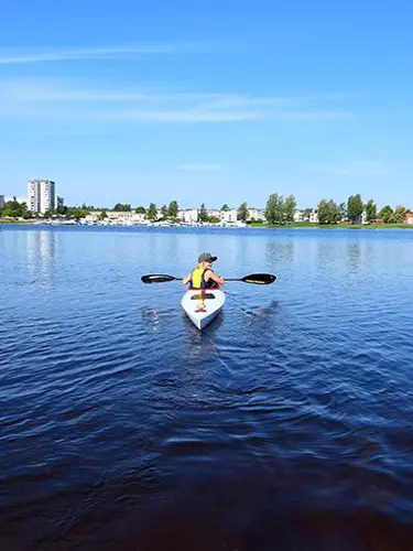 En person paddlar kajak