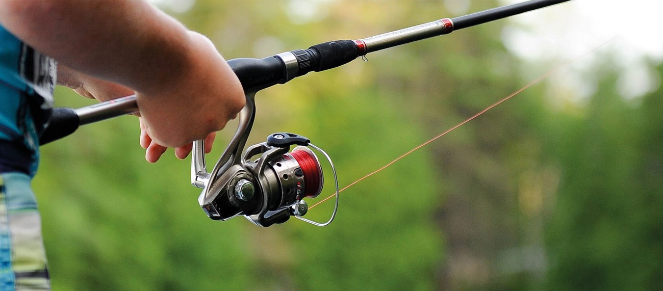 En person med ett fiskespö