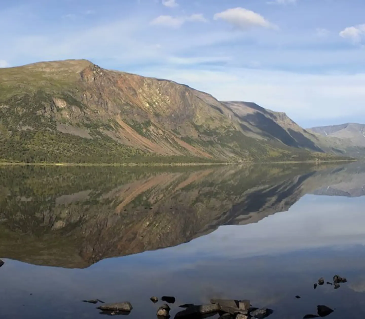 Landskapsmiljö med berg och sjö