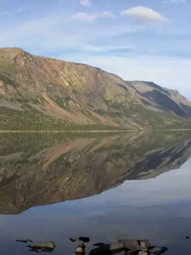Landskapsmiljö med berg och sjö
