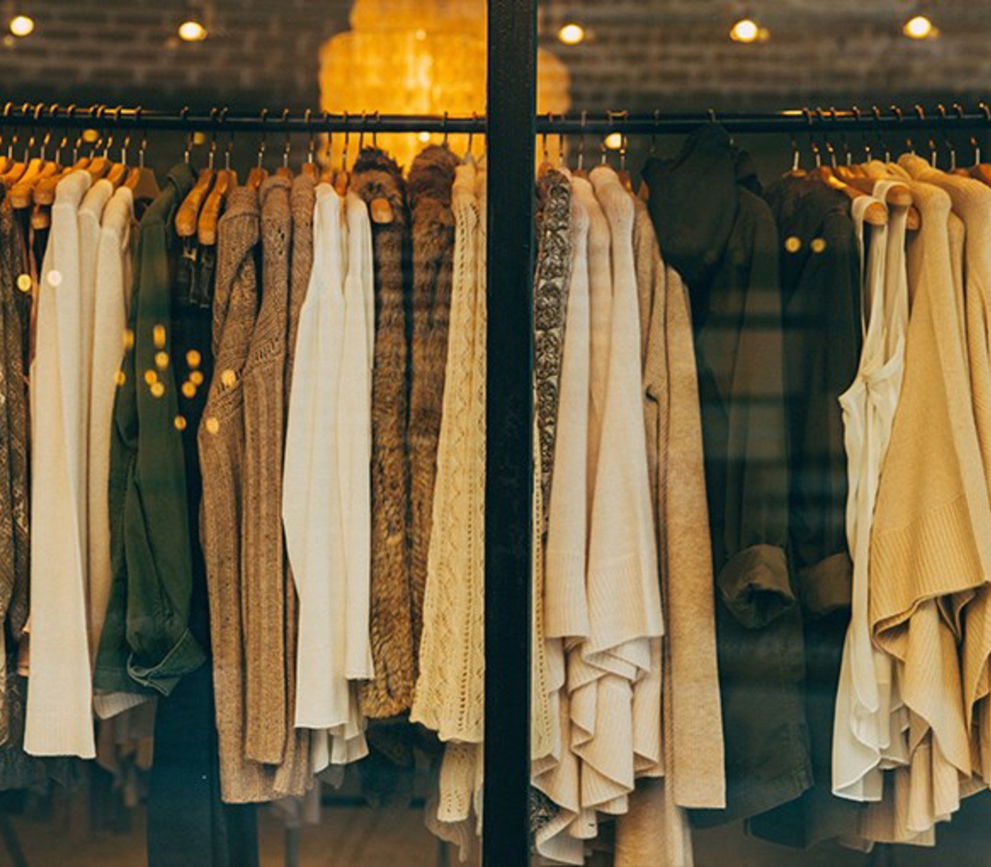 Kläder som är upphängda i ett skyltfönster