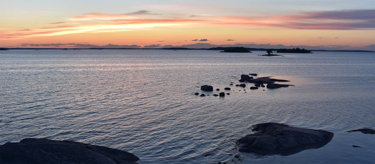 Skärdgård i solnedgång